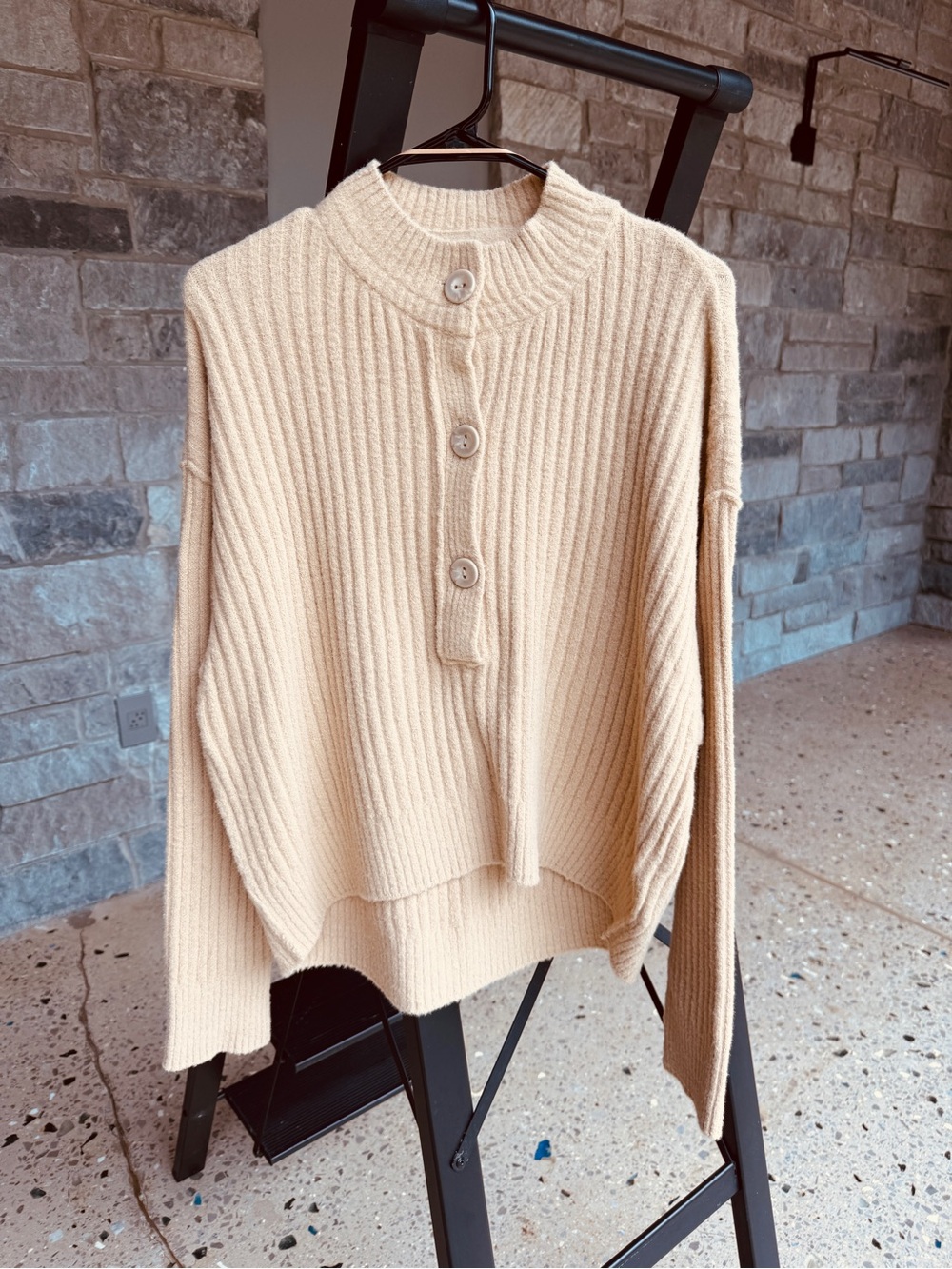 FREE PEOPLE COCOA RIB HENLEY SIZE SMALL IN SUGAR COOKIE COLOR HI/LO STYLE - Picture 5 of 9